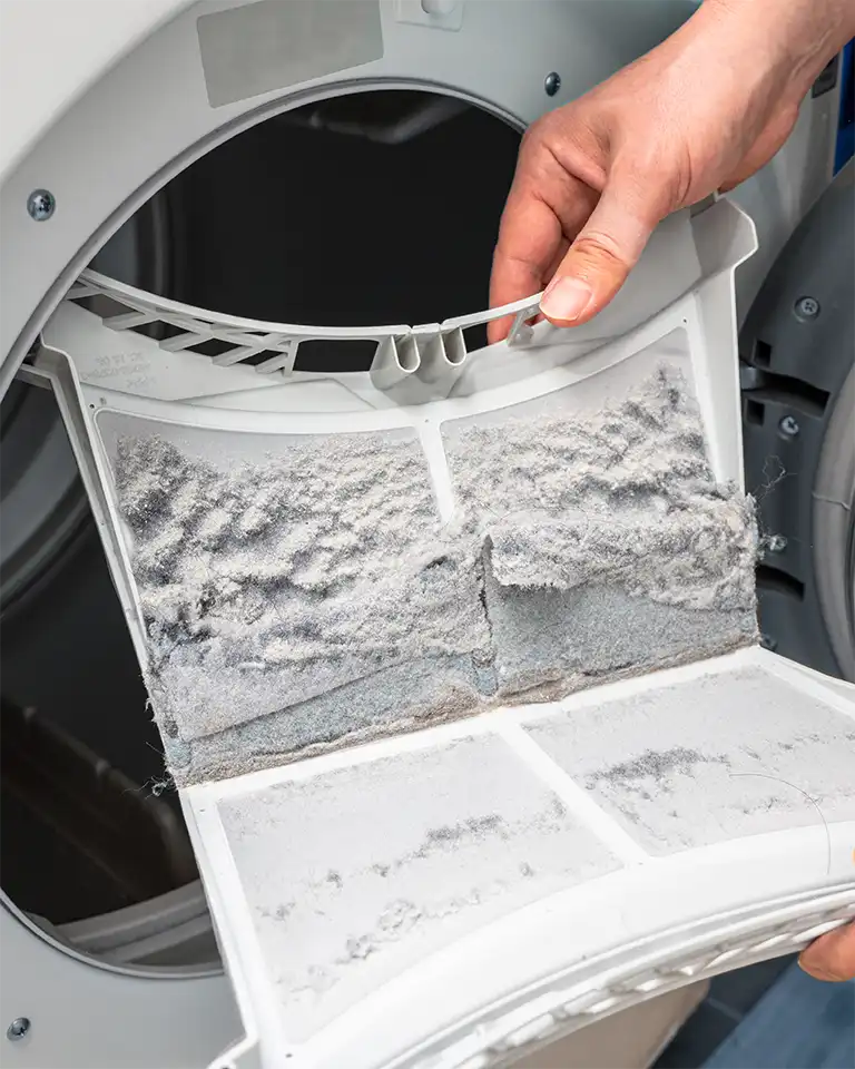 Trockner-Sieb voller Staub wird geöffnet